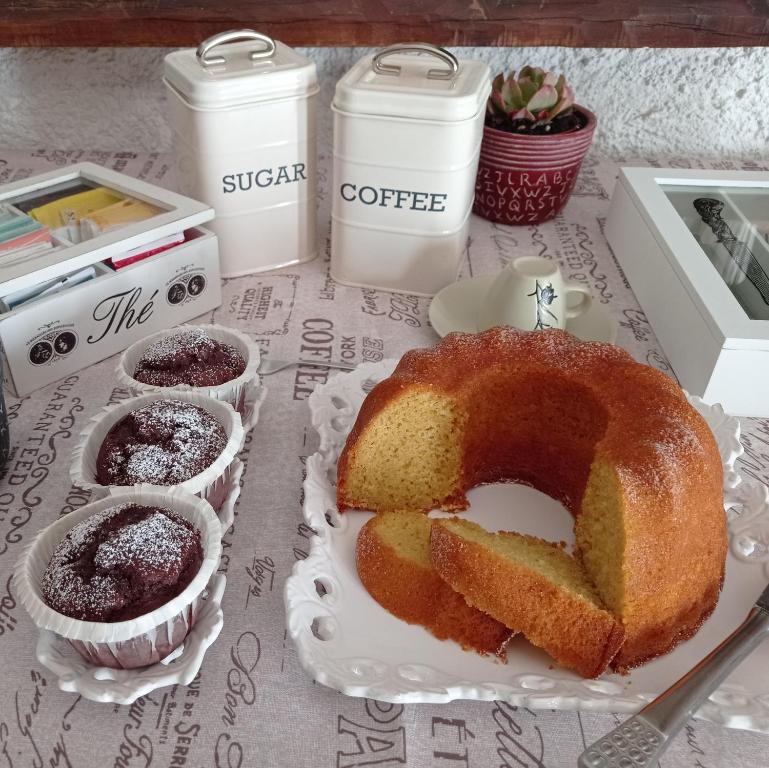 stolik z ciastem i dwie filiżanki kawy w obiekcie Gli Archi Country Home w mieście Giurdignano