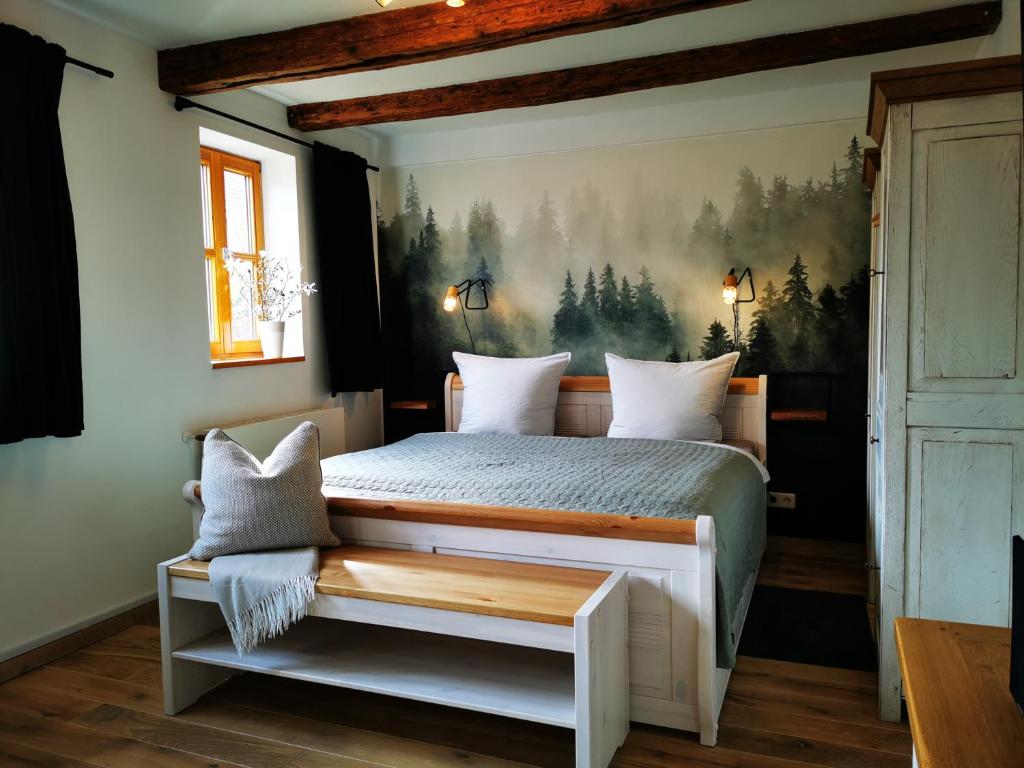 Schlafzimmer mit einem Bett mit Wandgemälde in der Unterkunft Haselnuss in Ilsenburg