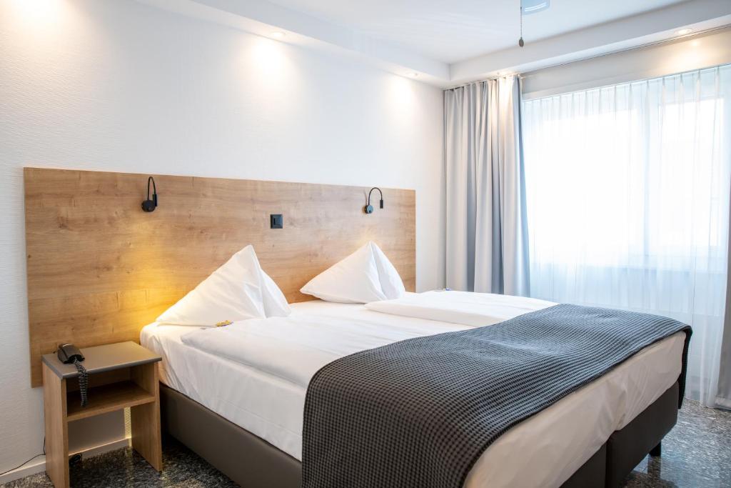 Postel nebo postele na pokoji v ubytování Hotel Sursee