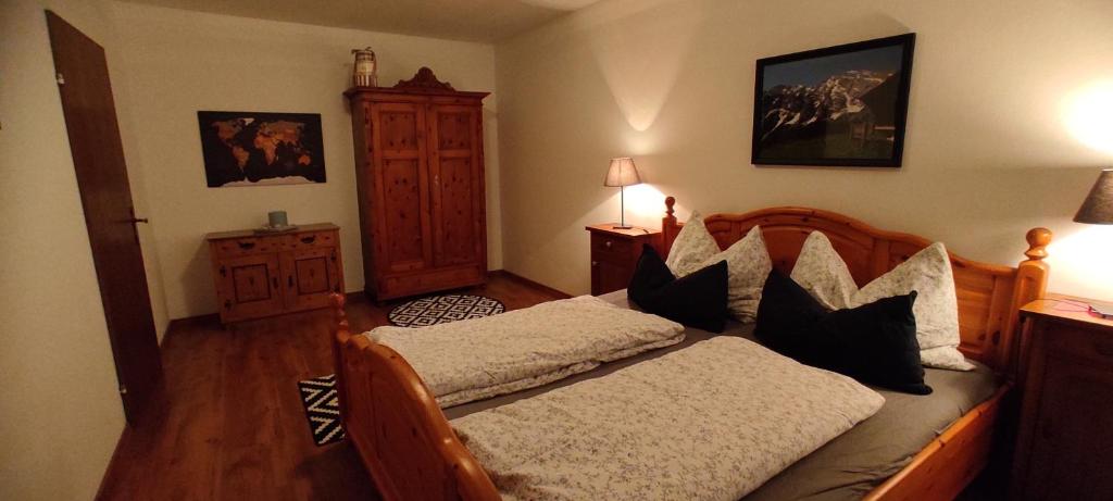 Un dormitorio con una cama con almohadas. en Ferienwohnung Hager Kuchl en Kuchl