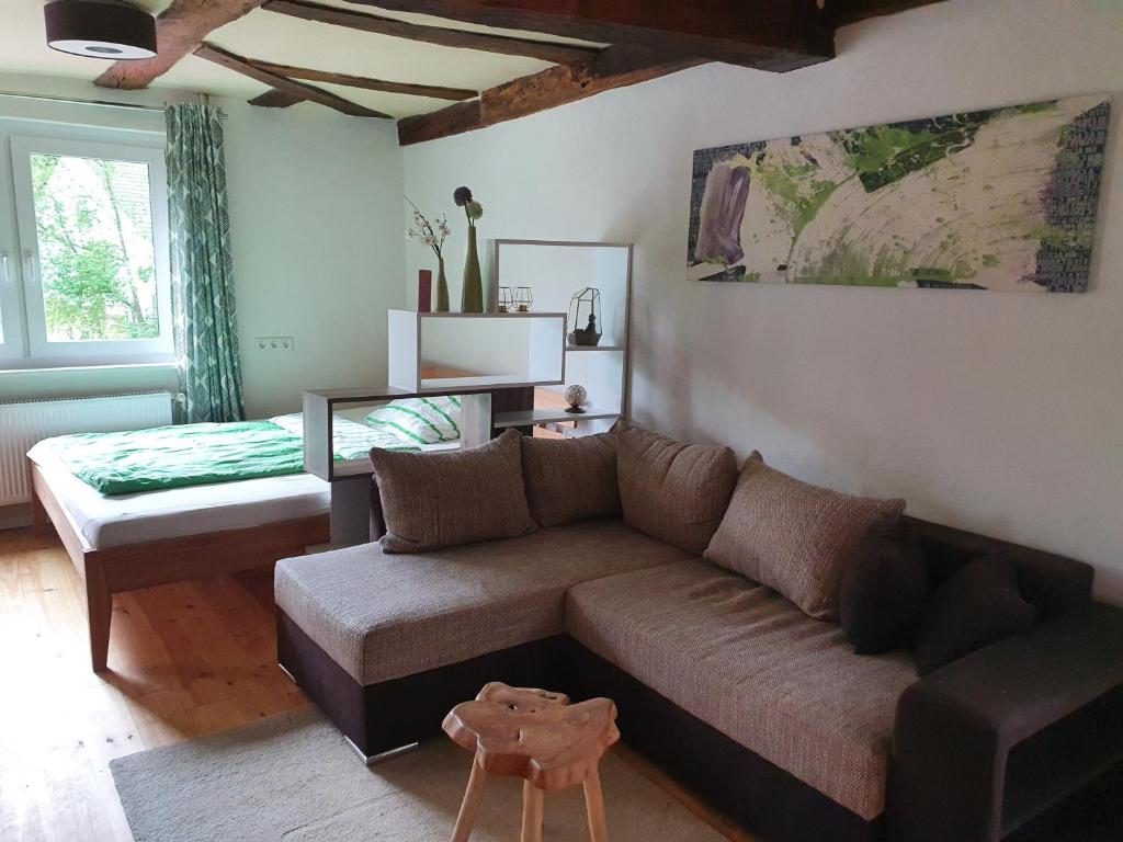 een woonkamer met een bank en een tafel bij Fachwerk zum Entspannen, max. 3P in Bad Emstal