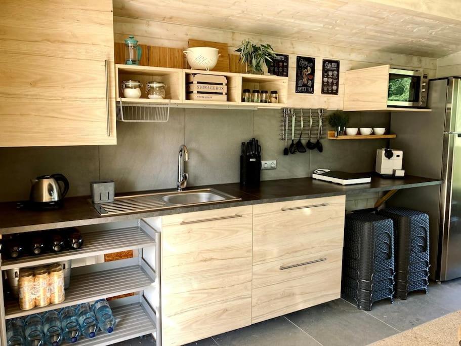 Kuchyň nebo kuchyňský kout v ubytování DOMEGLAMPING at FISHINGLAKE