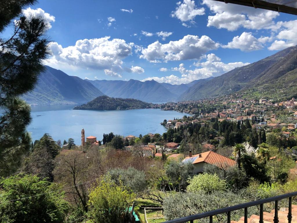 vistas a un lago en un valle en Alveluu ristorante e suites en Tremezzo