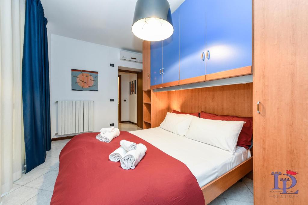 een slaapkamer met een bed met twee handdoeken erop bij DesenzanoLoft Blue lake star in Desenzano del Garda