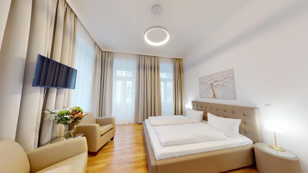 Habitación de hotel con cama y sofá en ALON HOMES Vienna - Premium Apartments City Center - Contactless Self-Check-In, en Viena