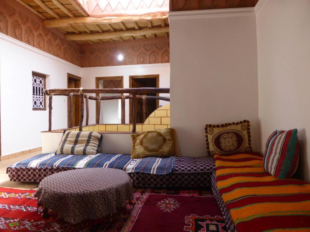 sala de estar con sofá y mesa en Gîte Assafar, en Kalaat MGouna