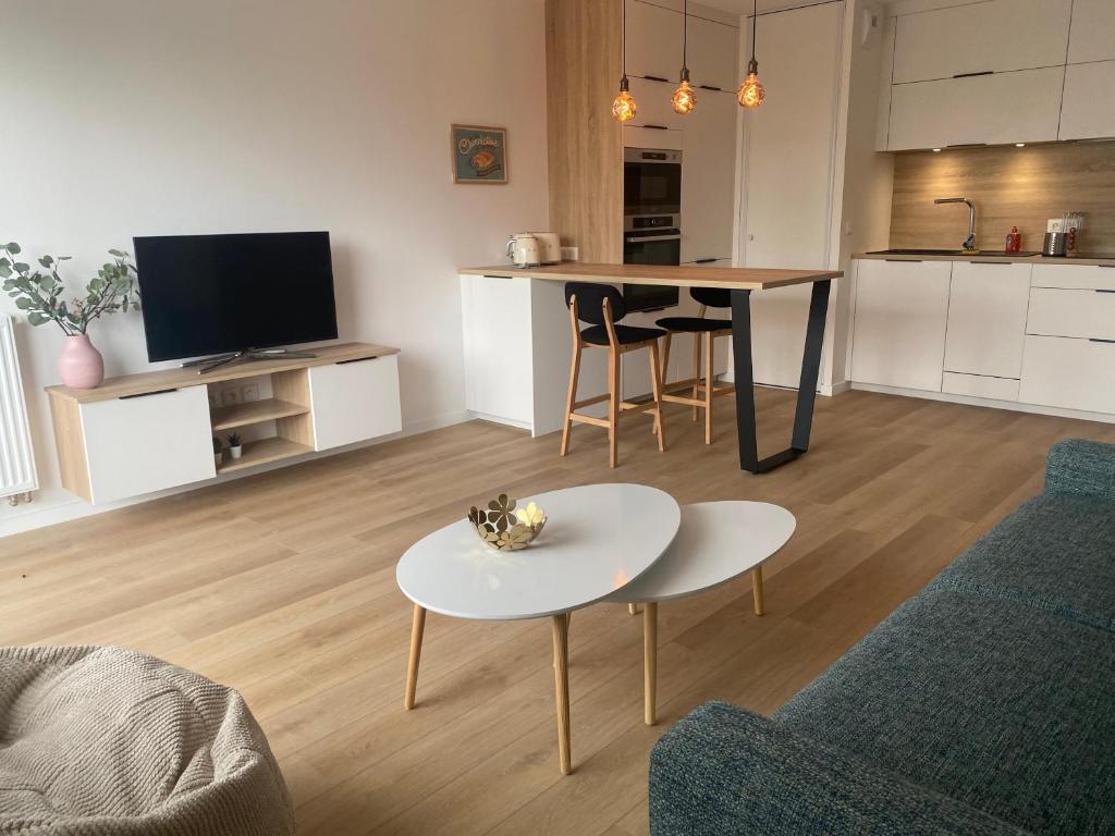 uma sala de estar com uma mesa e uma cozinha em Appartement bayonne ellaia em Baiona