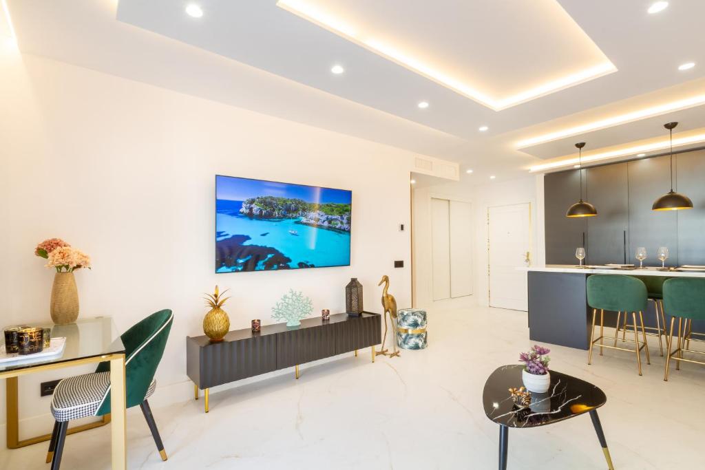Televízia a/alebo spoločenská miestnosť v ubytovaní MARBELLA BANUS SUITES - Marbella Marina Banus Deluxe Apartment Sea Views