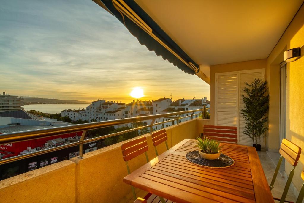 Balkón alebo terasa v ubytovaní MARBELLA BANUS SUITES - Marbella Marina Banus Deluxe Apartment Sea Views