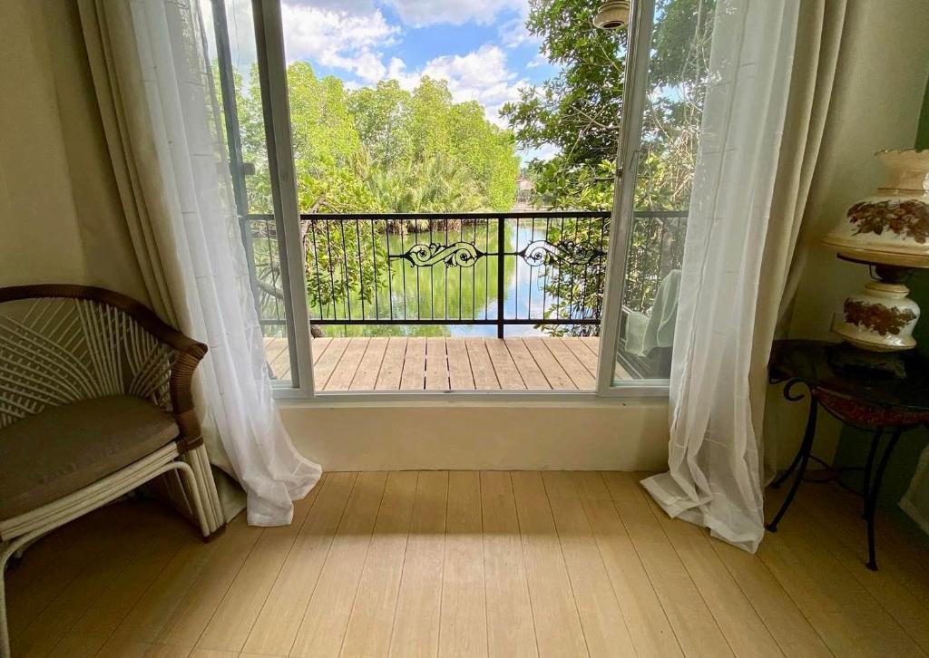 ein offenes Fenster mit Blick auf einen Balkon in der Unterkunft Rio Vista Bed and Breakfast in Dagupan