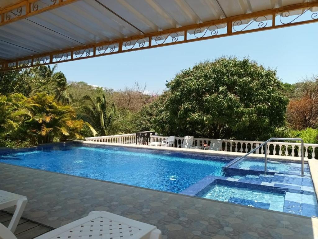 einen Pool in einer Villa mit einem Resort in der Unterkunft Finca de Nosotros in Bonda