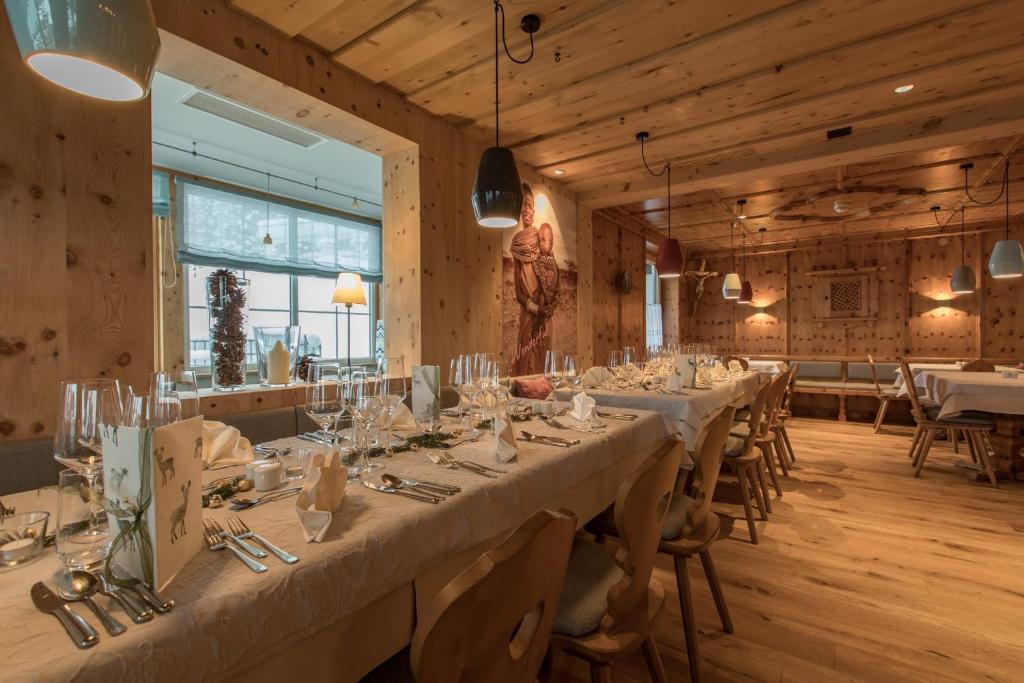 Reštaurácia alebo iné gastronomické zariadenie v ubytovaní Hotel Sportalmmm, Hoch-Genuss