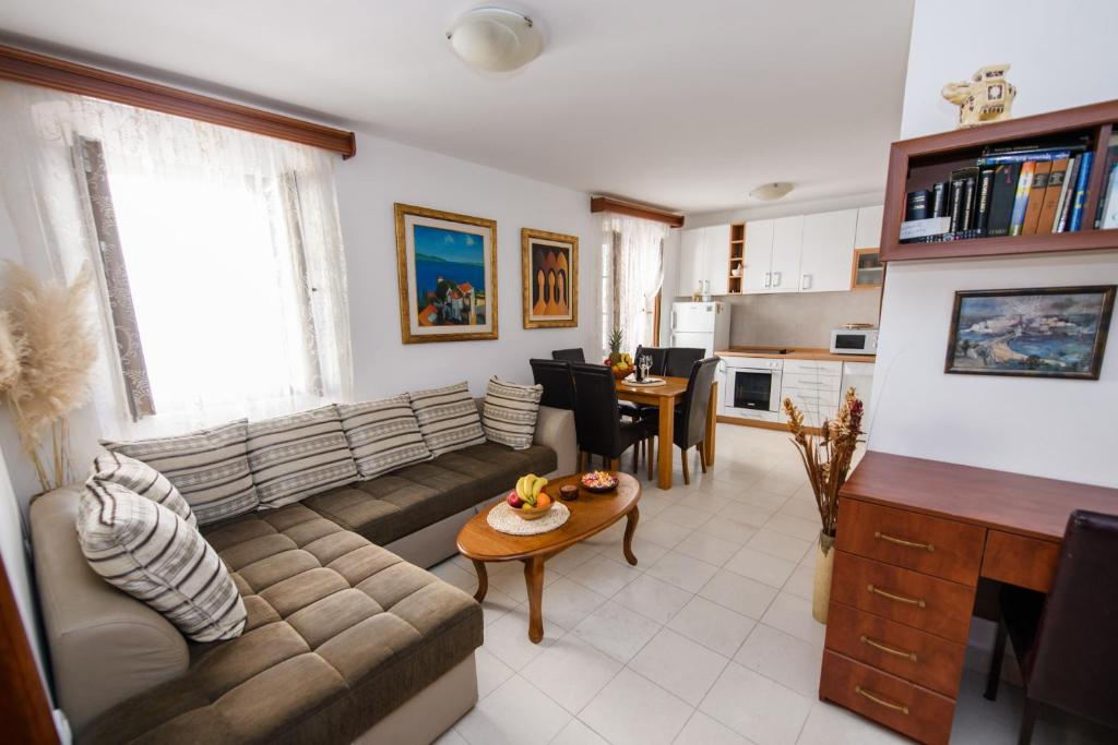 sala de estar con sofá y mesa en Apartment Marko, en Kotor