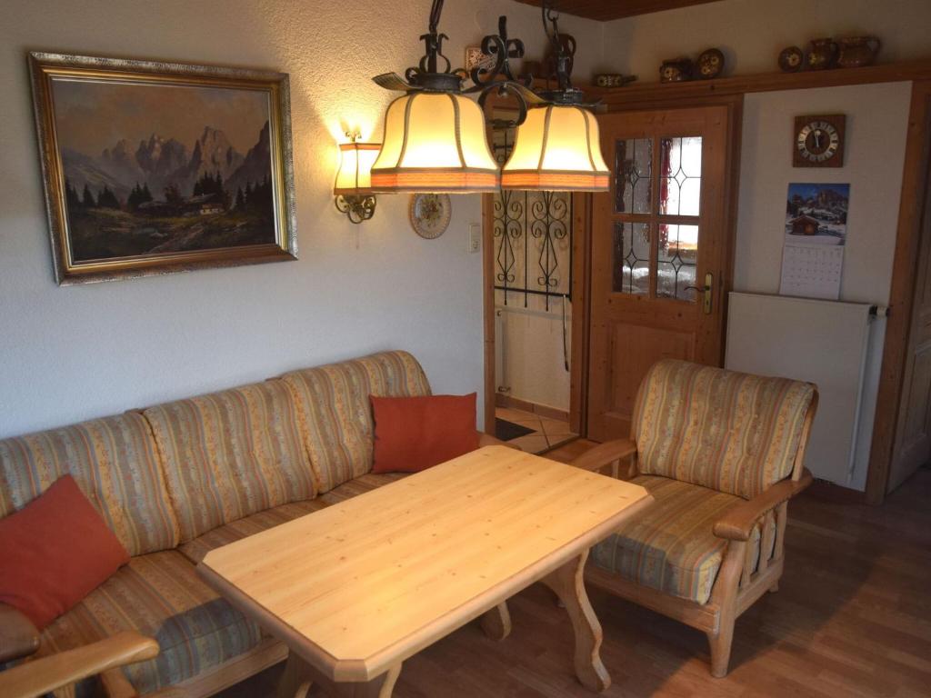 salon z kanapą i stołem w obiekcie Weissensee holiday home w Füssen