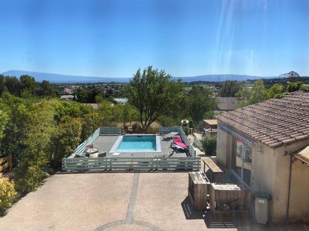 O vedere a piscinei de la sau din apropiere de Studio indépendant vue Ventoux avec piscine