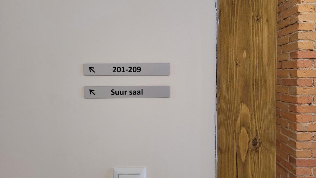 Majutusasutuses Kildu külalistemaja olev sertifikaat, autasu, silt või muu dokument