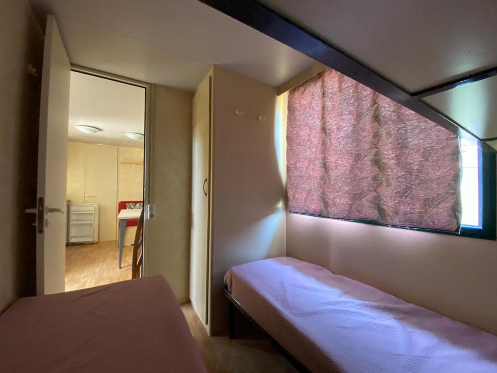 a small bedroom with a bed and a window at Gargano Vacanza in Peschici