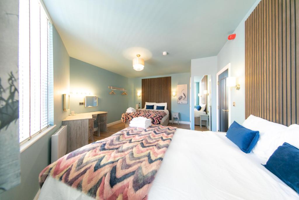 1 dormitorio con 1 cama grande en una habitación en The Old Bank Apartments en Blackpool