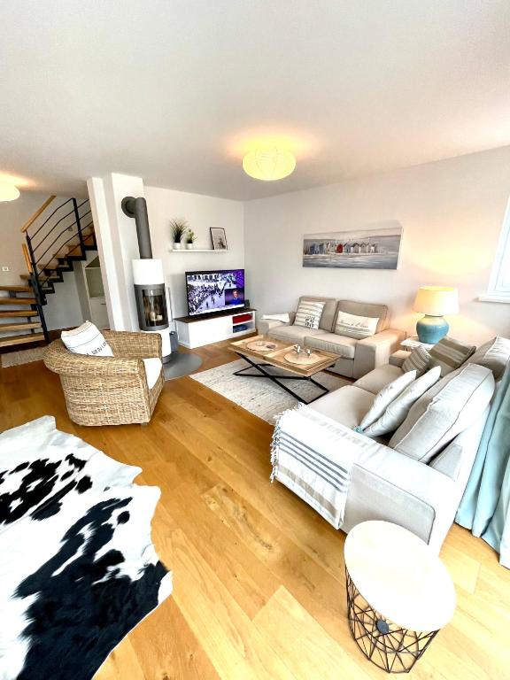 a living room with a couch and a table at Maison du Port in Timmendorfer Strand