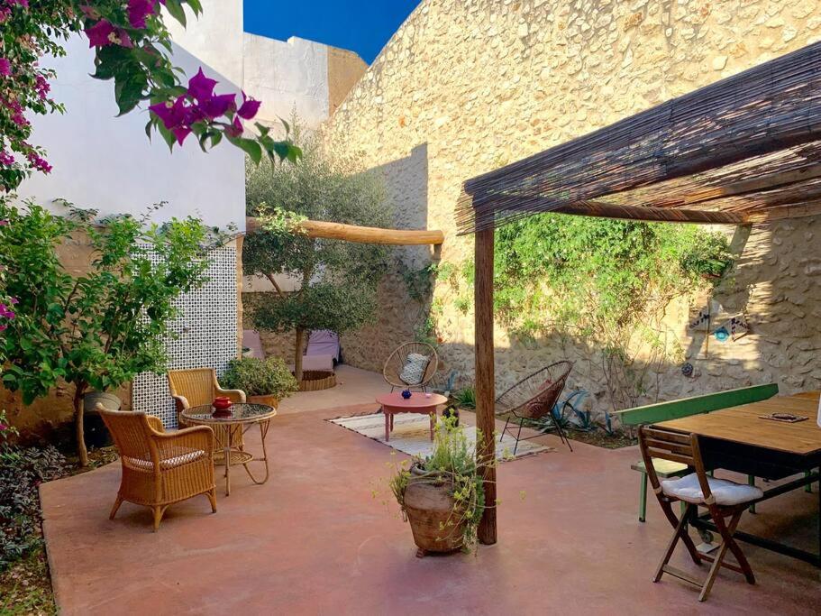 an outdoor patio with a table and chairs at Costa Blanca belle maison entre mer et montagne in Adsubia