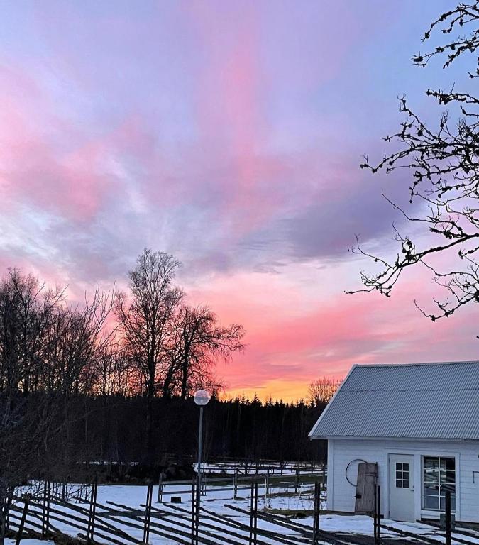 Východ nebo západ slunce při pohledu z bed and breakfast nebo okolí