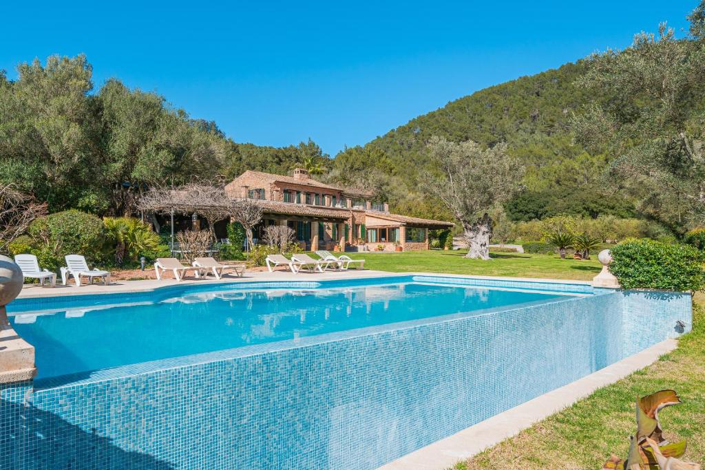 - une piscine en face d'une maison dans l'établissement Sa Tafona de Son Quint en Esporles, à Esporles