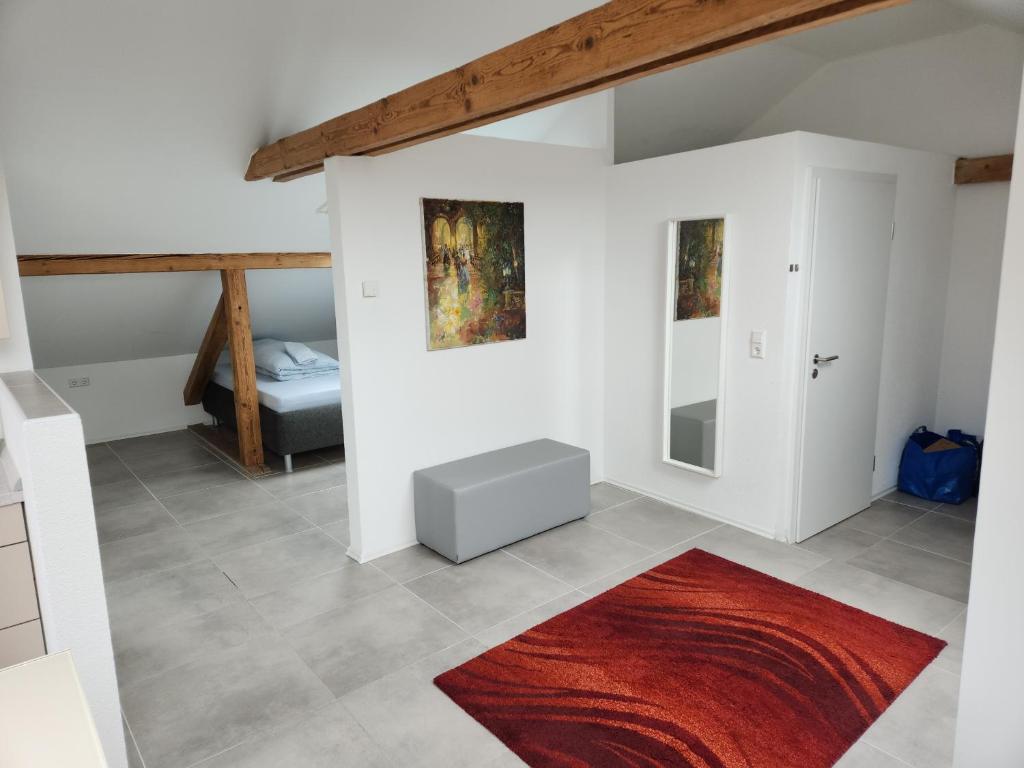 salon z białymi ścianami i czerwonym dywanem w obiekcie Bone ma w mieście Bad Saulgau