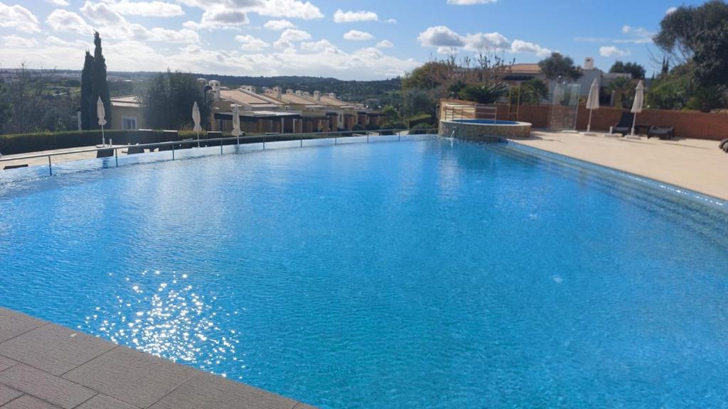 una grande piscina blu in un edificio di Casa Mangavo Vale da Ribeira Holiday a Mexilhoeira Grande