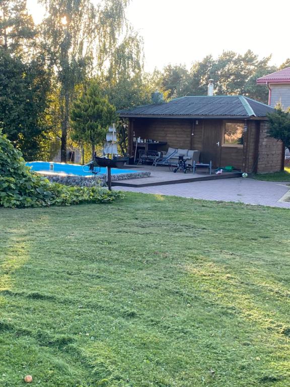 的住宿－Sakalų sodyba，后院设有野餐桌和游泳池