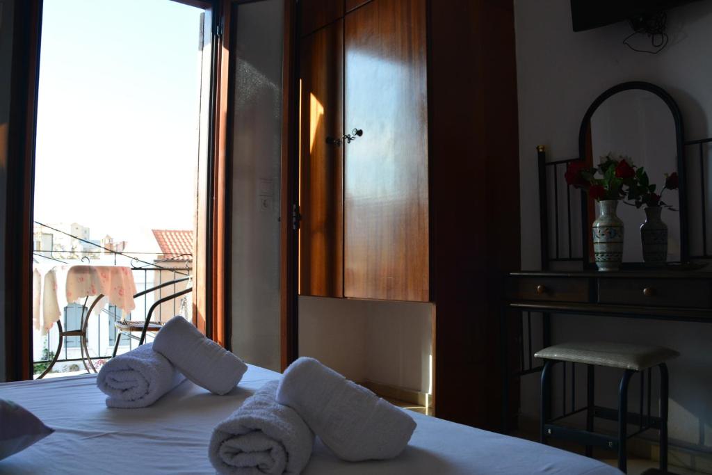 Postel nebo postele na pokoji v ubytování Poseidon Studios Chania Center