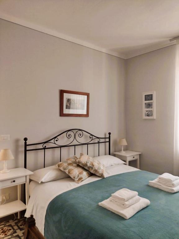 Postel nebo postele na pokoji v ubytování La magia delle Langhe appartamenti con vista