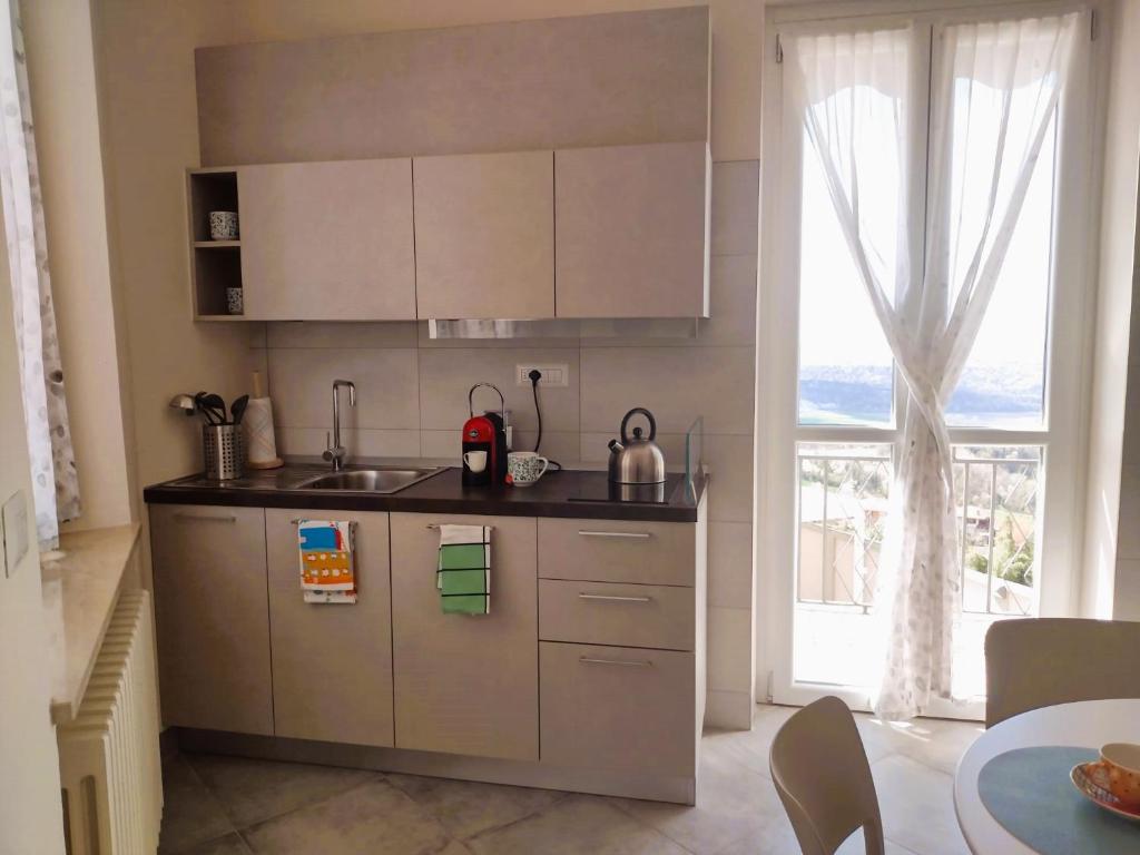 Kuchyň nebo kuchyňský kout v ubytování La magia delle Langhe appartamenti con vista