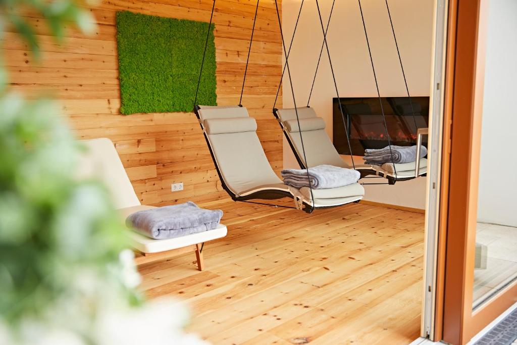 TV a/nebo společenská místnost v ubytování Natur- & Genießerhotel Der Birkenhof