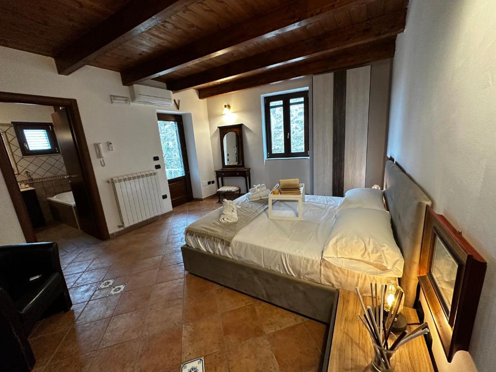 una camera con un grande letto di Il Rifugio a Casertavecchia