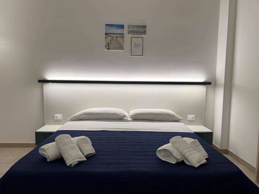 een slaapkamer met een bed met 2 witte kussens bij Perla D'Oriente in Otranto