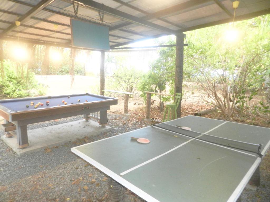 Stolní tenis v ubytování Ocean View Sai nebo okolí