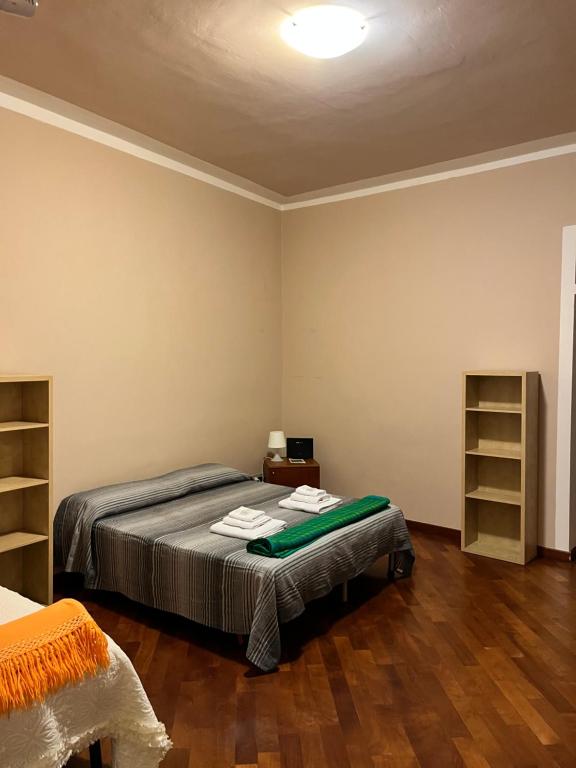 Schlafzimmer mit einem Bett und Holzböden in der Unterkunft Sapri House, Cilento Coast, 60 Mt mare in Sapri