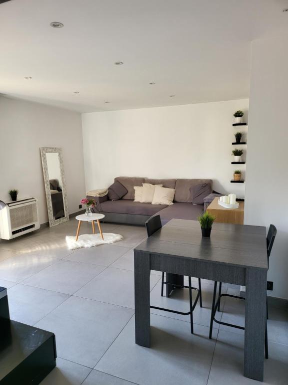 a living room with a couch and a table at Charmant T2 55m2 4P [Circuit du Castellet /Plages] in Le Beausset