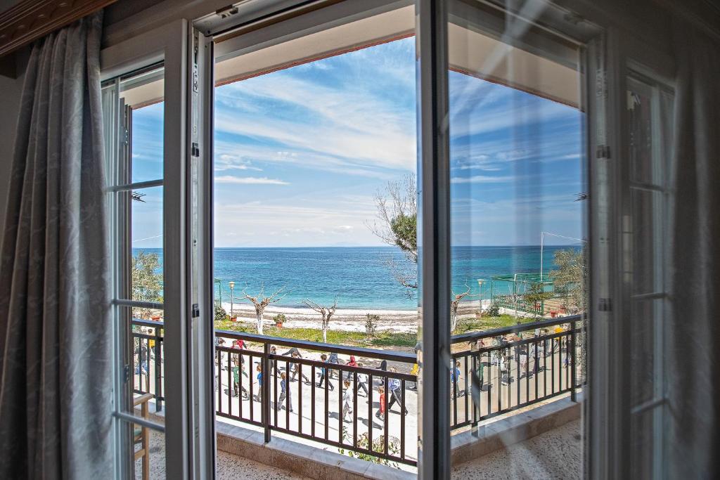 een balkon met uitzicht op de oceaan bij Matina's apartment in Póros