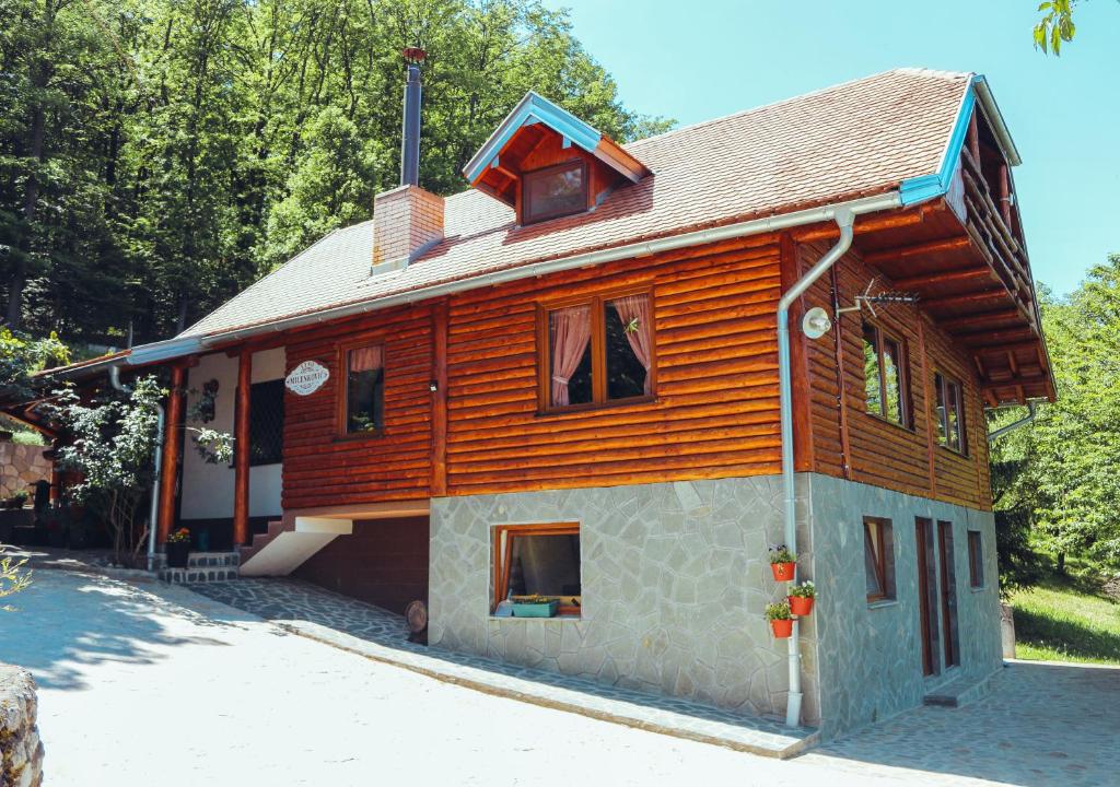 une maison en construction avec du bois dans l'établissement Etno domaćinstvo Milenković, à Despotovac
