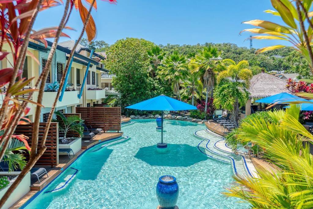 Bazén v ubytování Magnificent 2 bed unit in heart of Port Douglas nebo v jeho okolí