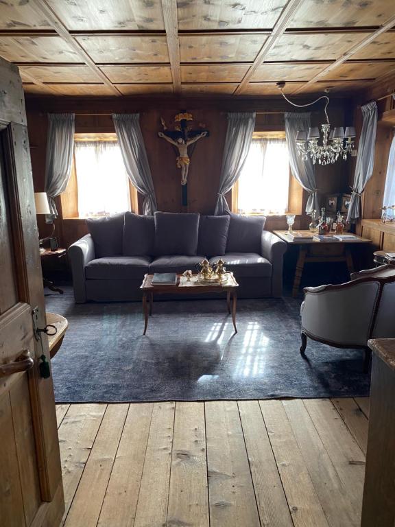 sala de estar con sofá y mesa en Tessenberg Mountain Retreat, en Heinfels