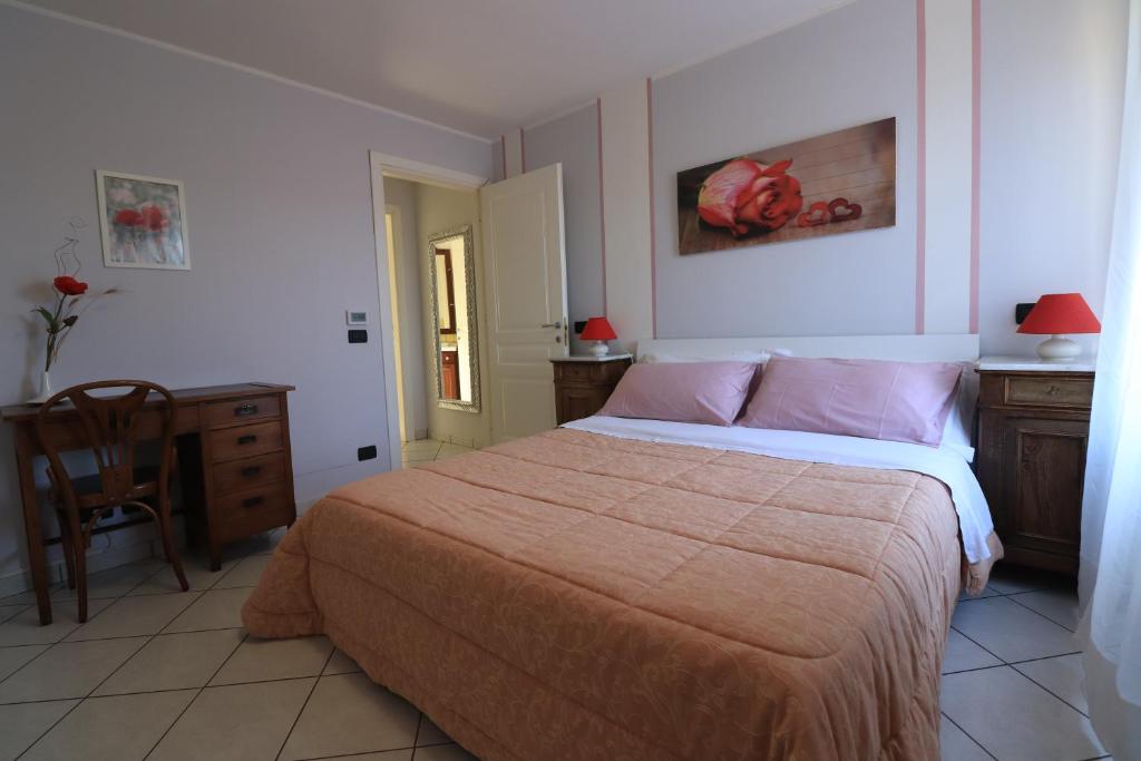 1 dormitorio con 1 cama, 1 mesa y 1 silla en Platea Cavour, en Sutri