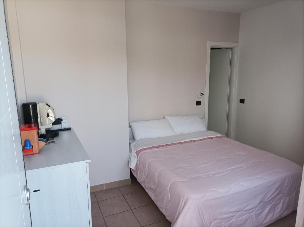 ein kleines weißes Schlafzimmer mit einem Bett in einem Zimmer in der Unterkunft B&B La Casa Bianca in San Salvatore Telesino