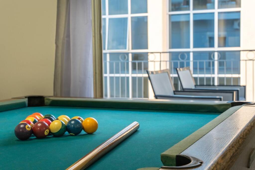 una mesa de billar con bolas y tacos en Billiard home, en Kalamata