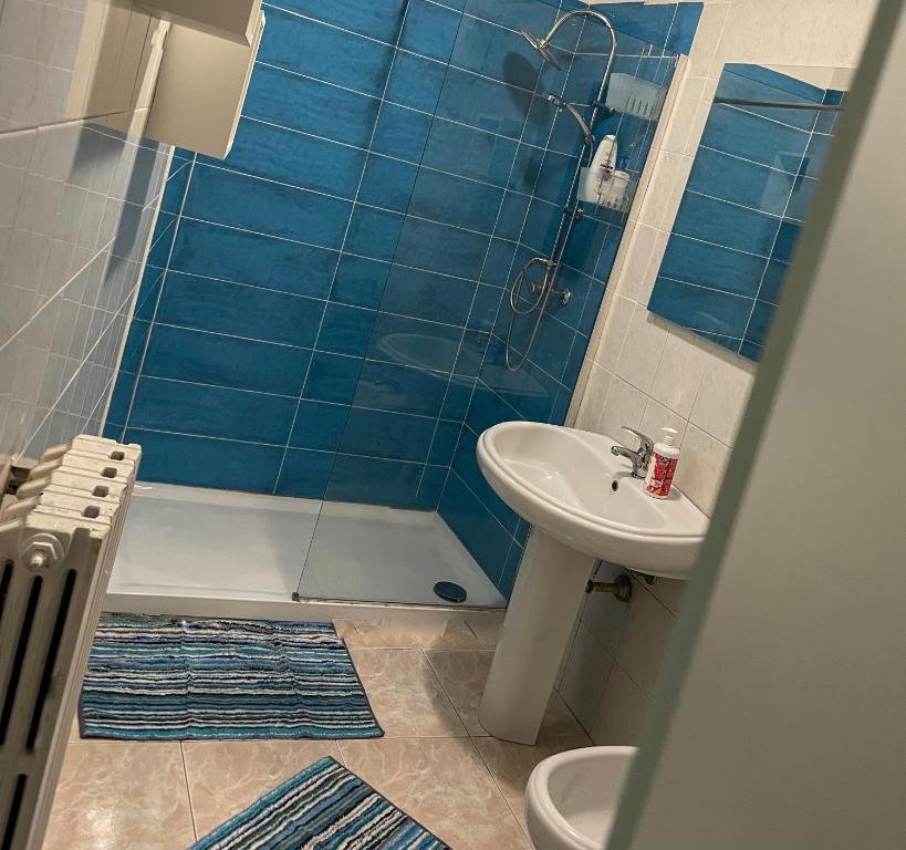 y baño con lavabo, aseo y ducha. en Viale degli Studenti Apartment, en Lecce