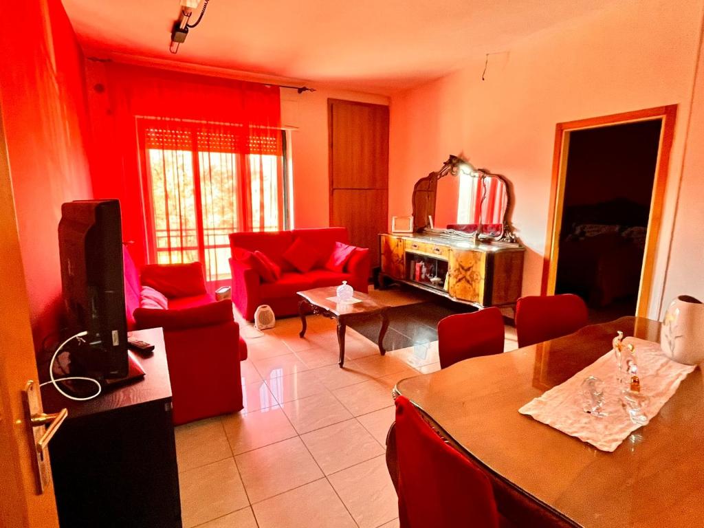 克羅托內的住宿－Claudia House，客厅配有红色家具和红色沙发