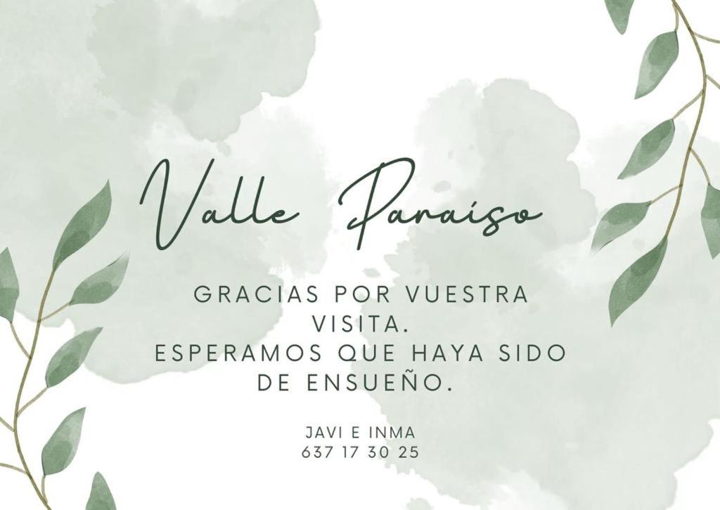 una invitación floral con rosas blancas en un fondo blanco en Valle Paraiso, en Cepeda