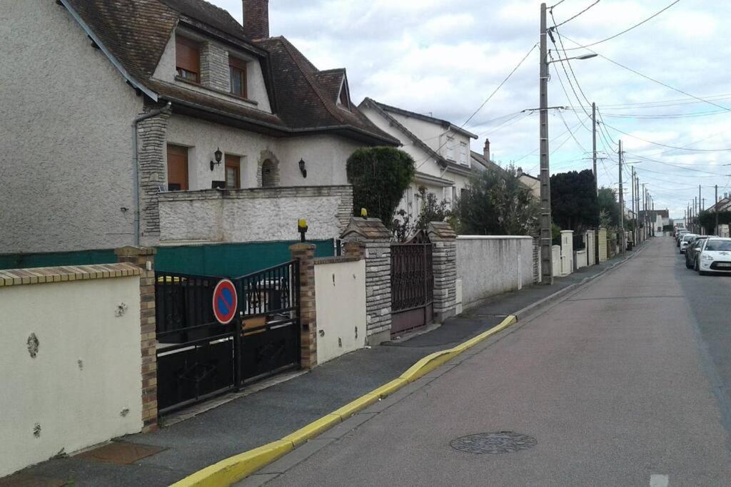 a house on the side of a street at appartement au rez de jardin in Morangis