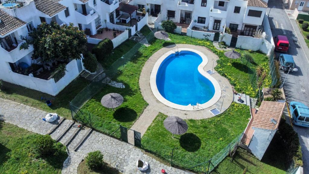 een uitzicht over een zwembad in een tuin met gebouwen bij Tarifa Cozy House, Casa Blanca in Tarifa